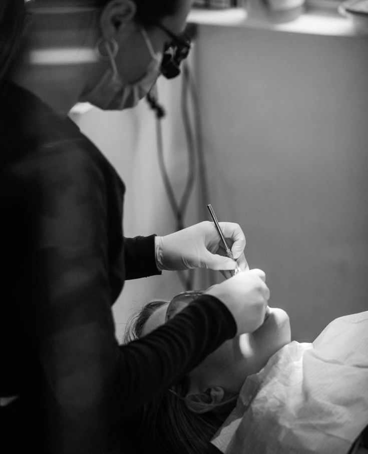 Profesionales de Nordental durante la atención